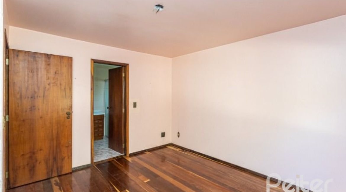 Casa à venda com 263m², 3 dormitórios, 2 suítes, 2 vagas, no bairro Jardim Isabel em Porto Alegre