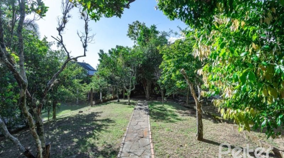 Casa à venda com 263m², 3 dormitórios, 2 suítes, 2 vagas, no bairro Jardim Isabel em Porto Alegre