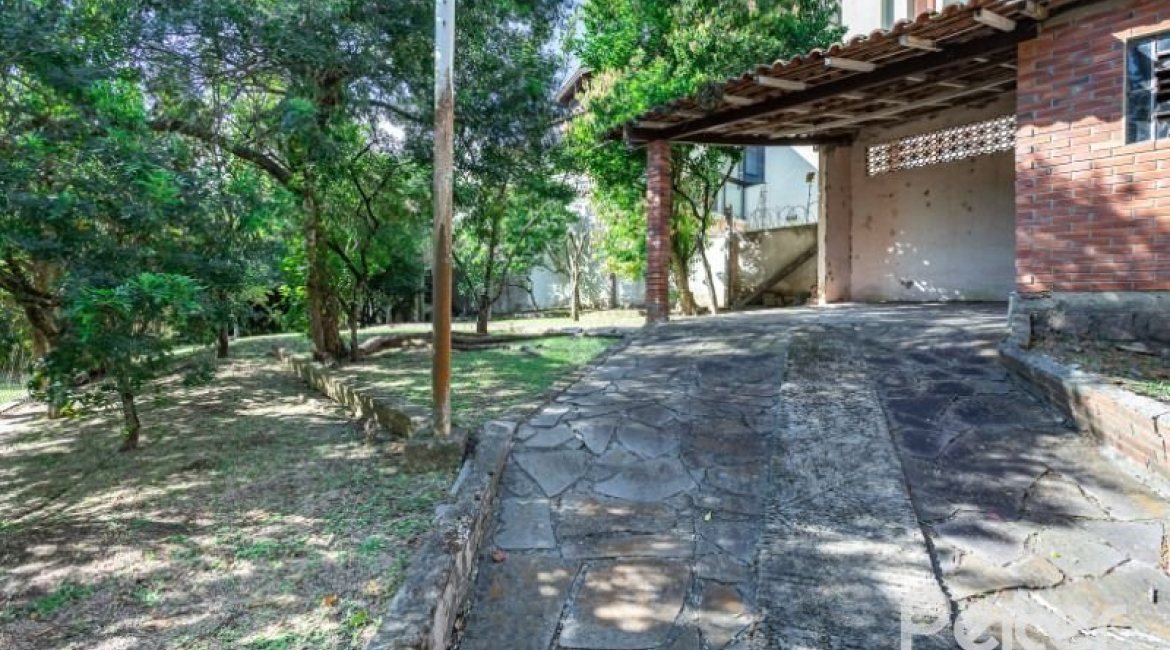 Casa à venda com 263m², 3 dormitórios, 2 suítes, 2 vagas, no bairro Jardim Isabel em Porto Alegre