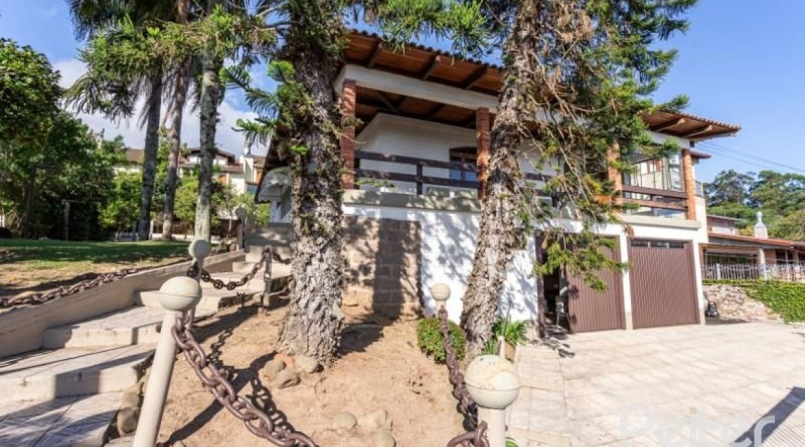 Casa à venda com 263m², 3 dormitórios, 2 suítes, 2 vagas, no bairro Jardim Isabel em Porto Alegre