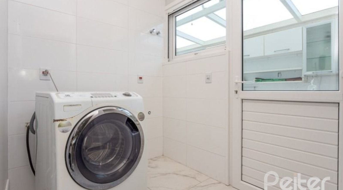 Casa em Condomínio à venda com 550m², 4 dormitórios, 4 suítes, 6 vagas, no bairro Terra Ville em Porto Alegre