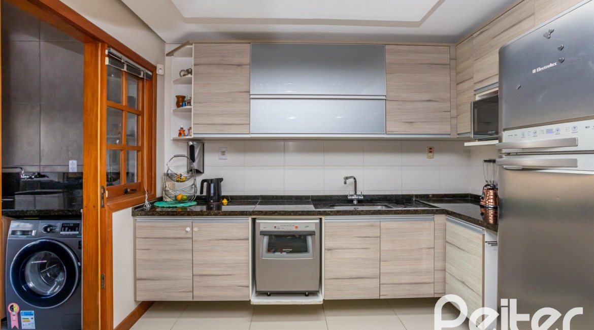 Casa à venda com 145m², 3 dormitórios, 1 suíte, 2 vagas, no bairro Hípica em Porto Alegre