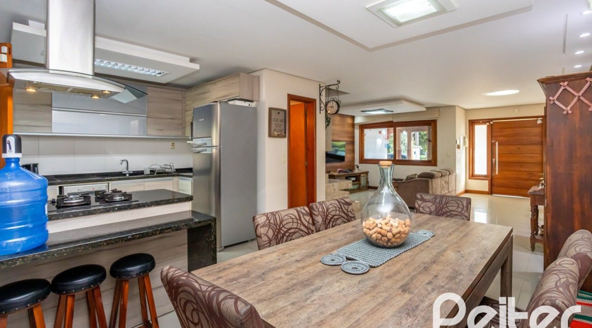 Casa à venda com 145m², 3 dormitórios, 1 suíte, 2 vagas, no bairro Hípica em Porto Alegre