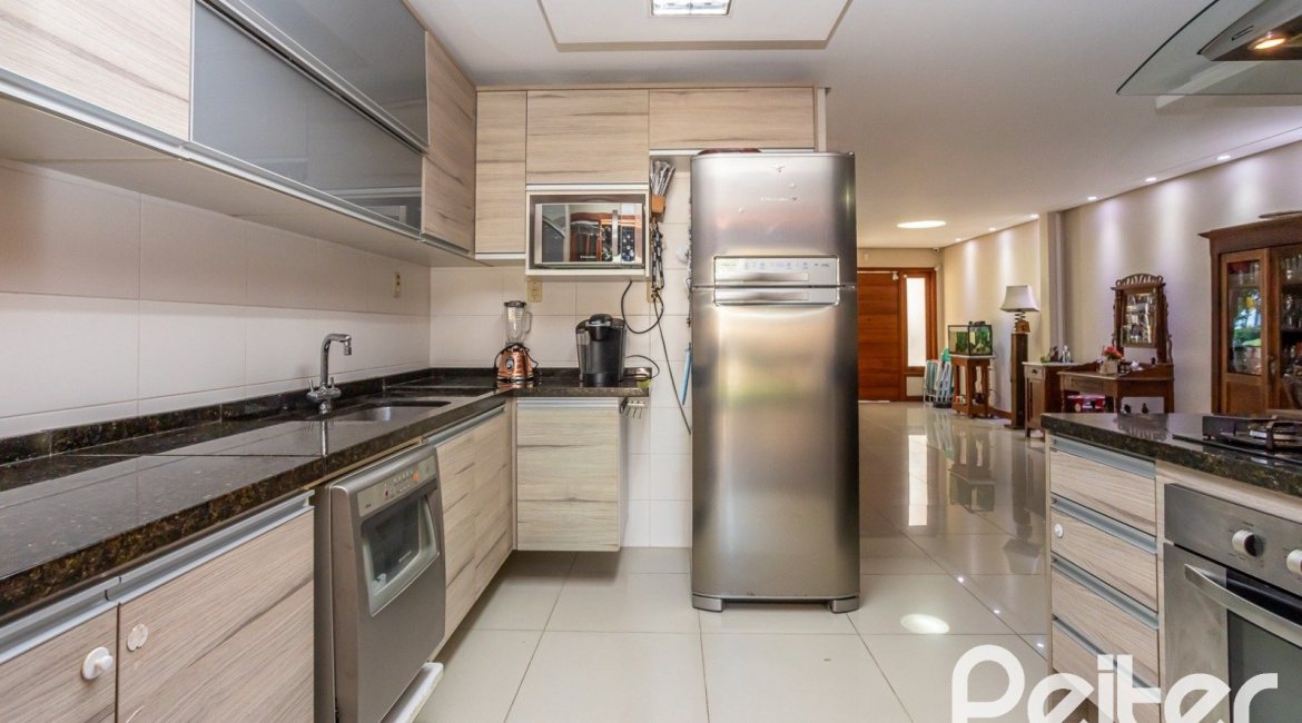 Casa à venda com 145m², 3 dormitórios, 1 suíte, 2 vagas, no bairro Hípica em Porto Alegre