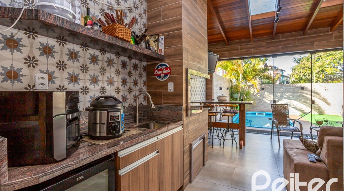 Casa à venda com 145m², 3 dormitórios, 1 suíte, 2 vagas, no bairro Hípica em Porto Alegre