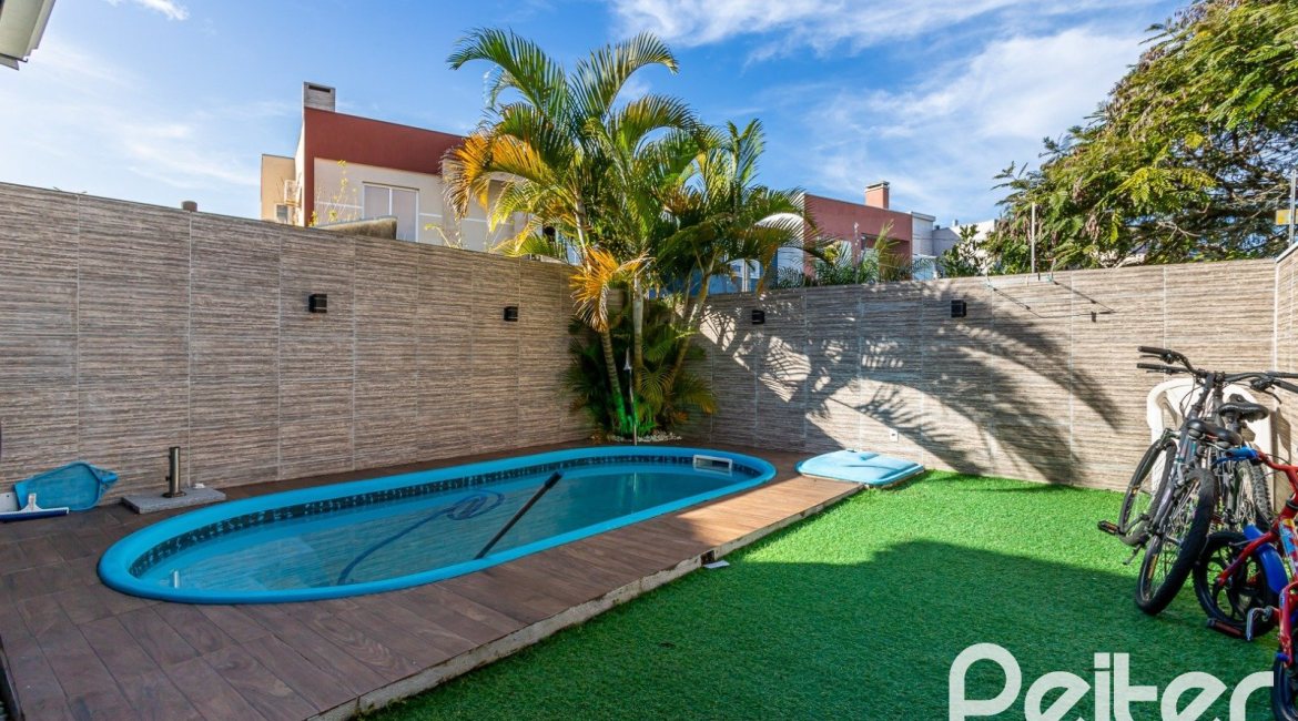 Casa à venda com 145m², 3 dormitórios, 1 suíte, 2 vagas, no bairro Hípica em Porto Alegre