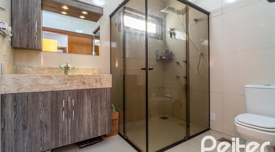 Casa à venda com 145m², 3 dormitórios, 1 suíte, 2 vagas, no bairro Hípica em Porto Alegre