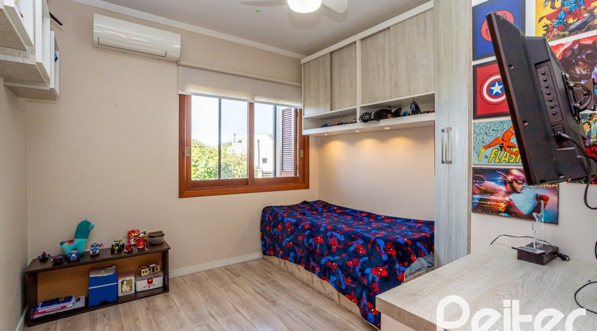 Casa à venda com 145m², 3 dormitórios, 1 suíte, 2 vagas, no bairro Hípica em Porto Alegre