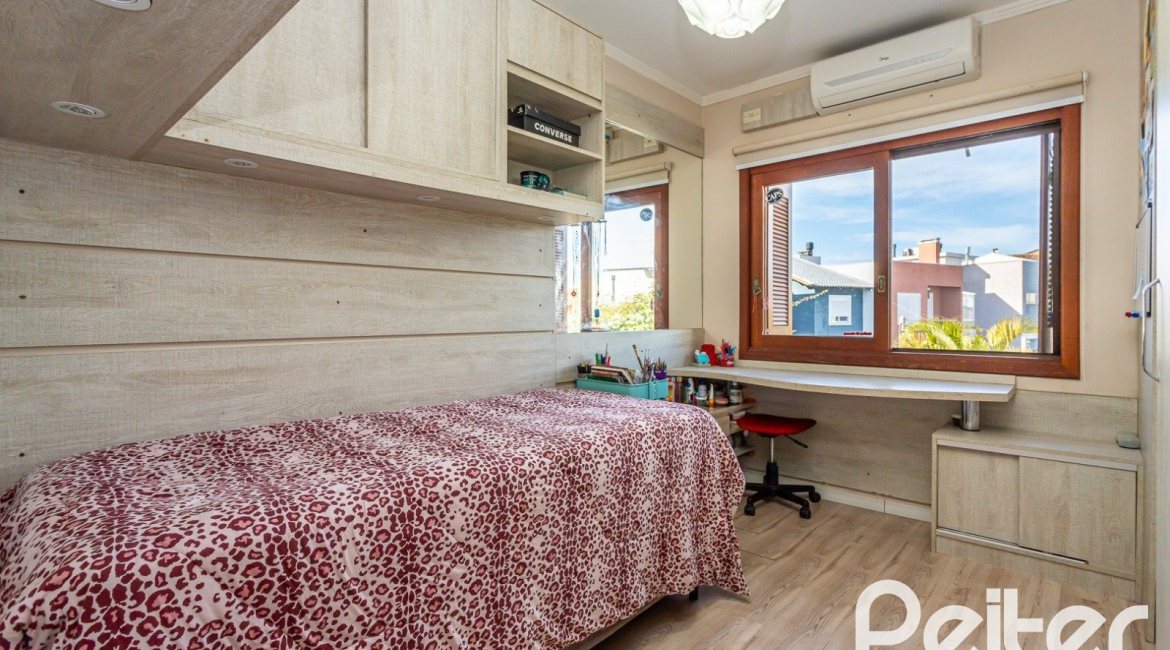 Casa à venda com 145m², 3 dormitórios, 1 suíte, 2 vagas, no bairro Hípica em Porto Alegre