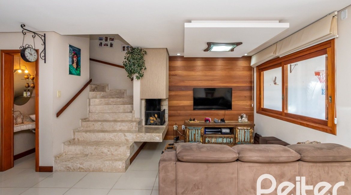 Casa à venda com 145m², 3 dormitórios, 1 suíte, 2 vagas, no bairro Hípica em Porto Alegre