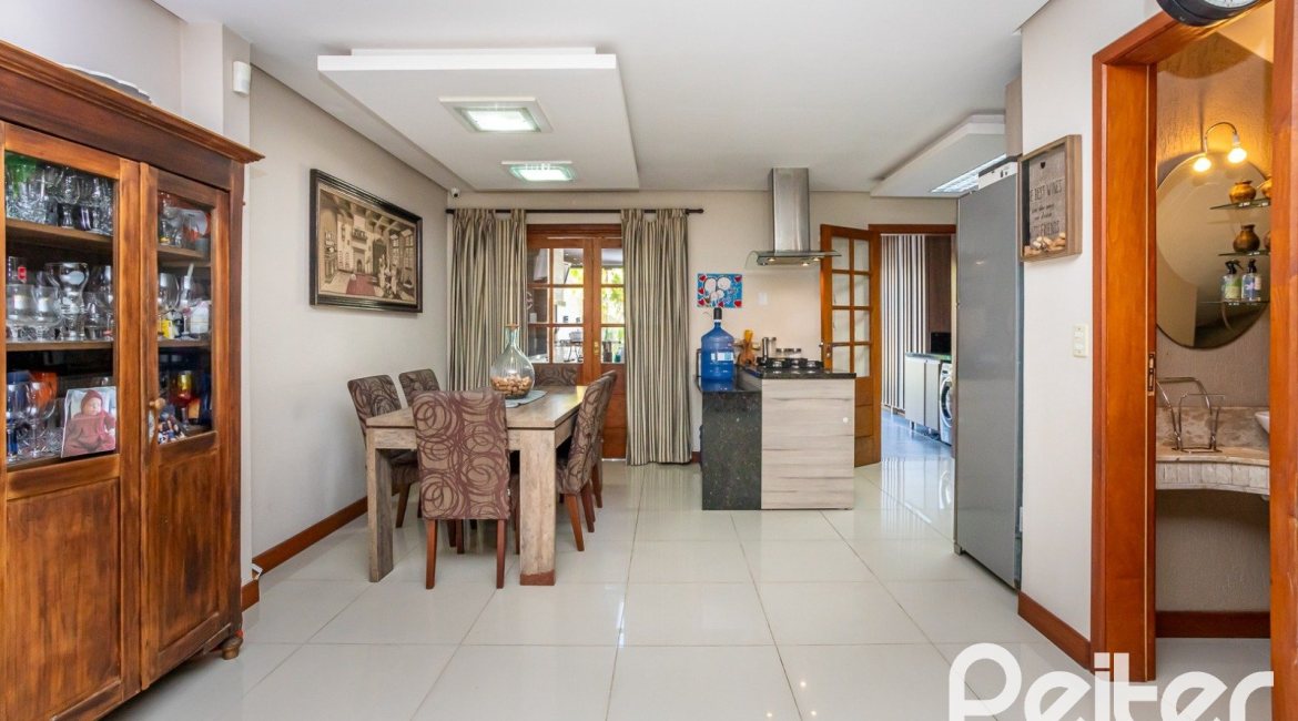 Casa à venda com 145m², 3 dormitórios, 1 suíte, 2 vagas, no bairro Hípica em Porto Alegre