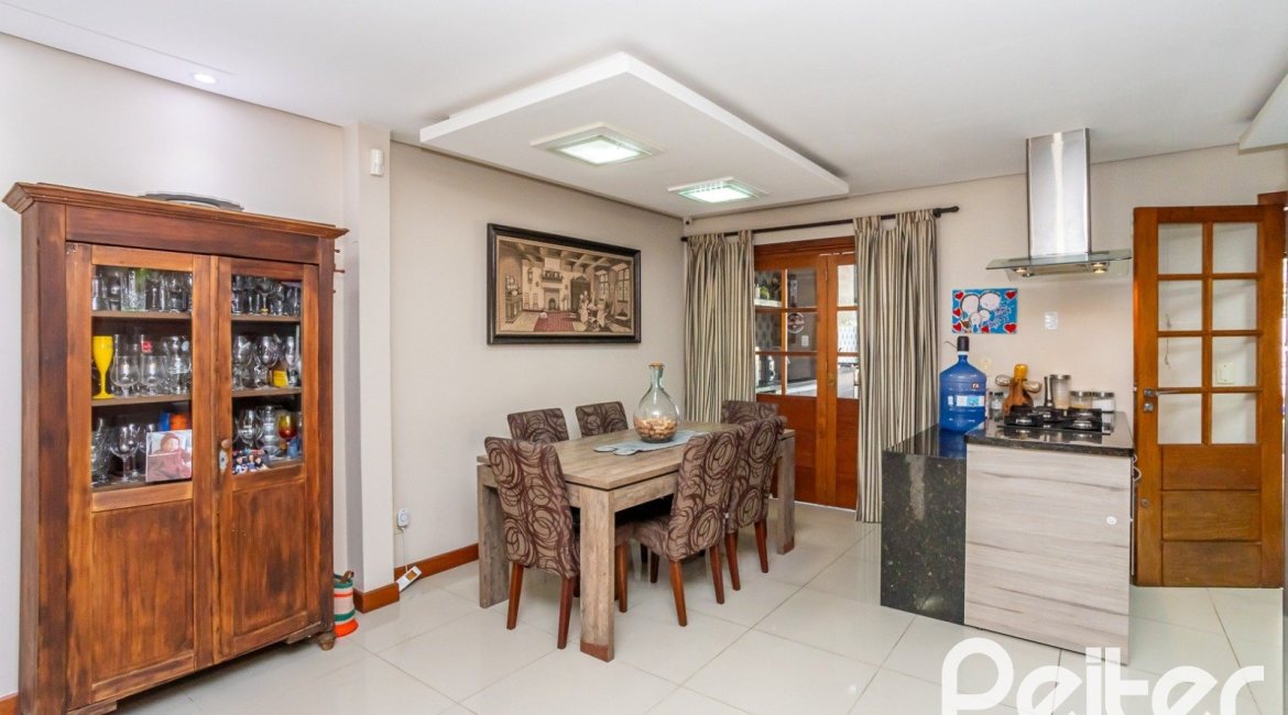 Casa à venda com 145m², 3 dormitórios, 1 suíte, 2 vagas, no bairro Hípica em Porto Alegre