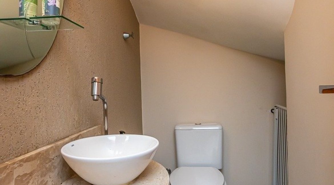 Casa à venda com 145m², 3 dormitórios, 1 suíte, 2 vagas, no bairro Hípica em Porto Alegre