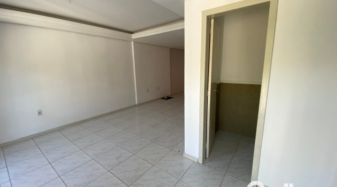 Casa à venda com 223m², 3 dormitórios, 1 suíte, 3 vagas, no bairro Guarujá em Porto Alegre