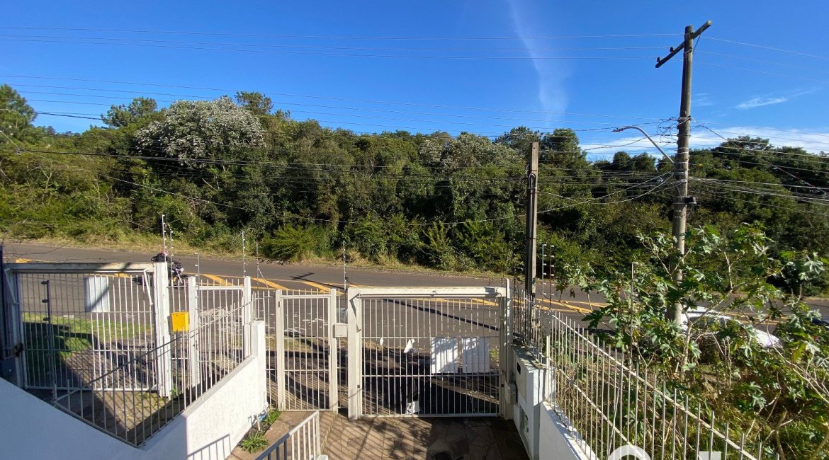 Casa à venda com 223m², 3 dormitórios, 1 suíte, 3 vagas, no bairro Guarujá em Porto Alegre