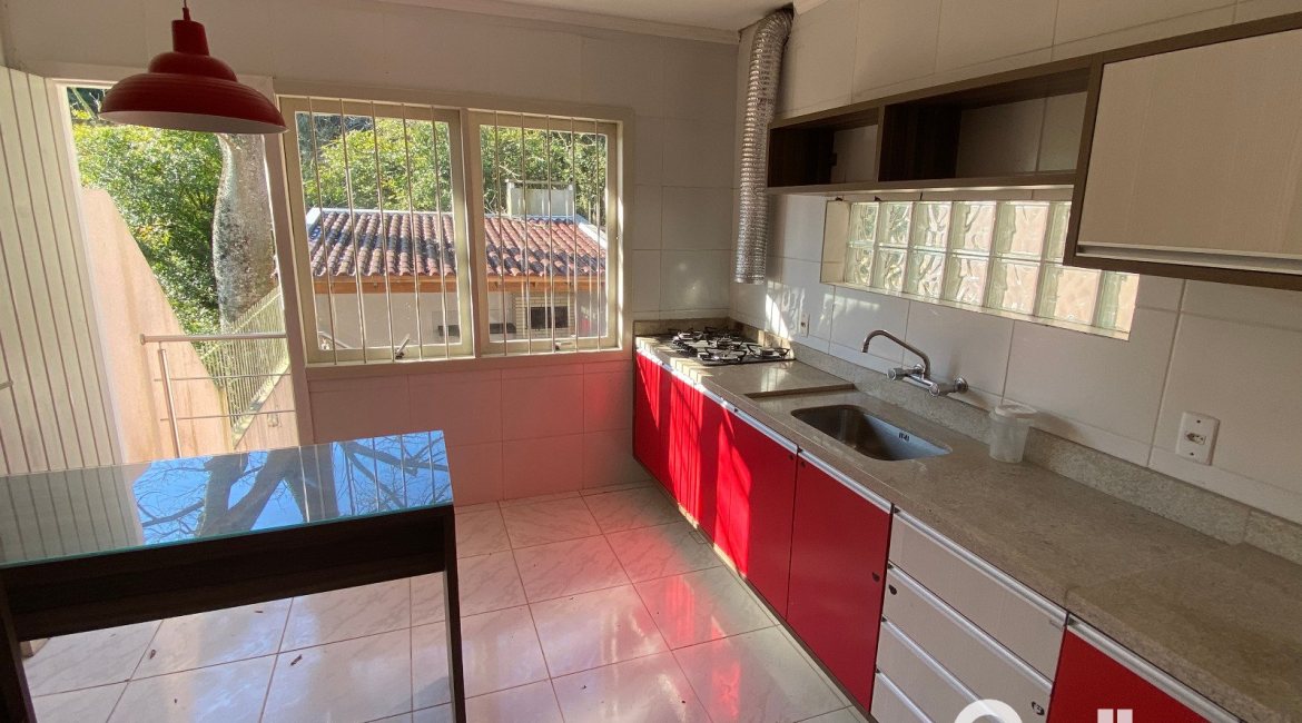 Casa à venda com 223m², 3 dormitórios, 1 suíte, 3 vagas, no bairro Guarujá em Porto Alegre