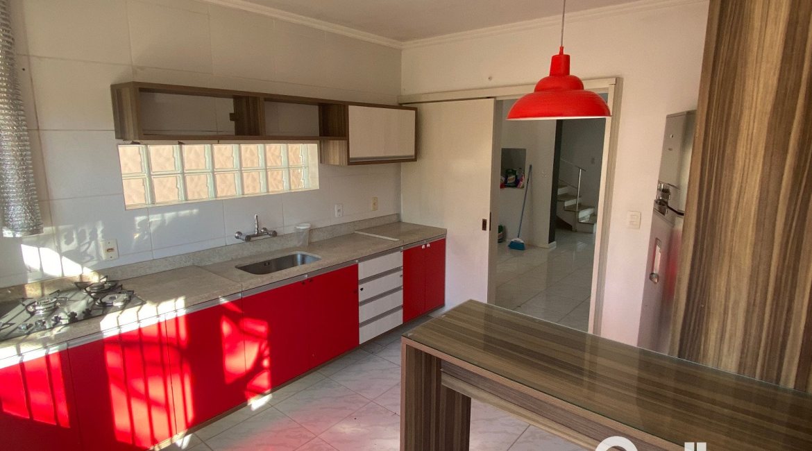 Casa à venda com 223m², 3 dormitórios, 1 suíte, 3 vagas, no bairro Guarujá em Porto Alegre