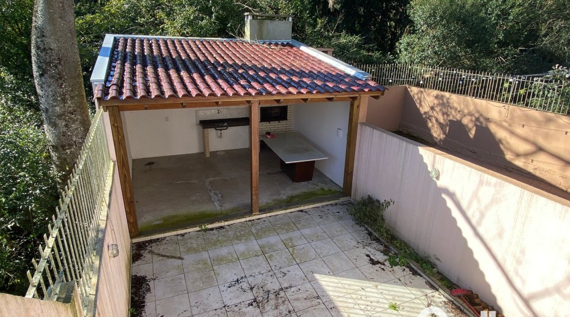 Casa à venda com 223m², 3 dormitórios, 1 suíte, 3 vagas, no bairro Guarujá em Porto Alegre