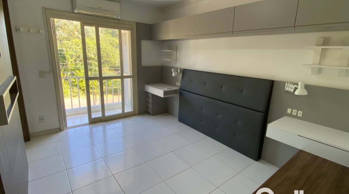 Casa à venda com 223m², 3 dormitórios, 1 suíte, 3 vagas, no bairro Guarujá em Porto Alegre