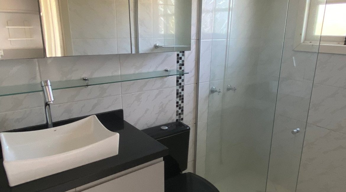 Casa à venda com 223m², 3 dormitórios, 1 suíte, 3 vagas, no bairro Guarujá em Porto Alegre