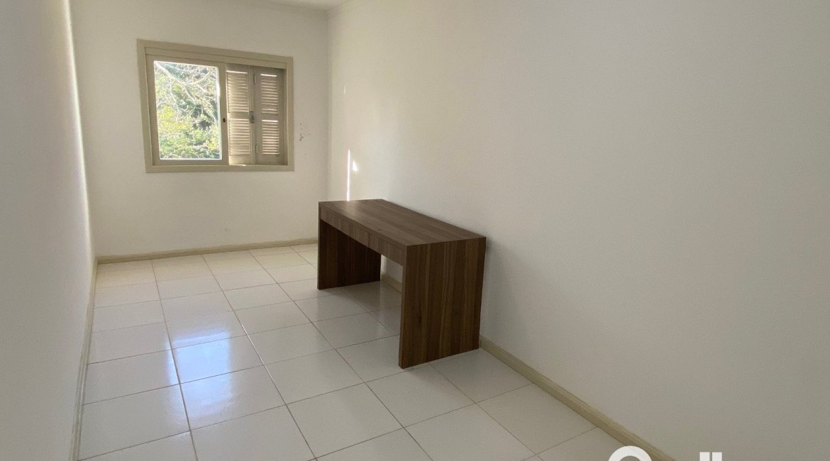 Casa à venda com 223m², 3 dormitórios, 1 suíte, 3 vagas, no bairro Guarujá em Porto Alegre