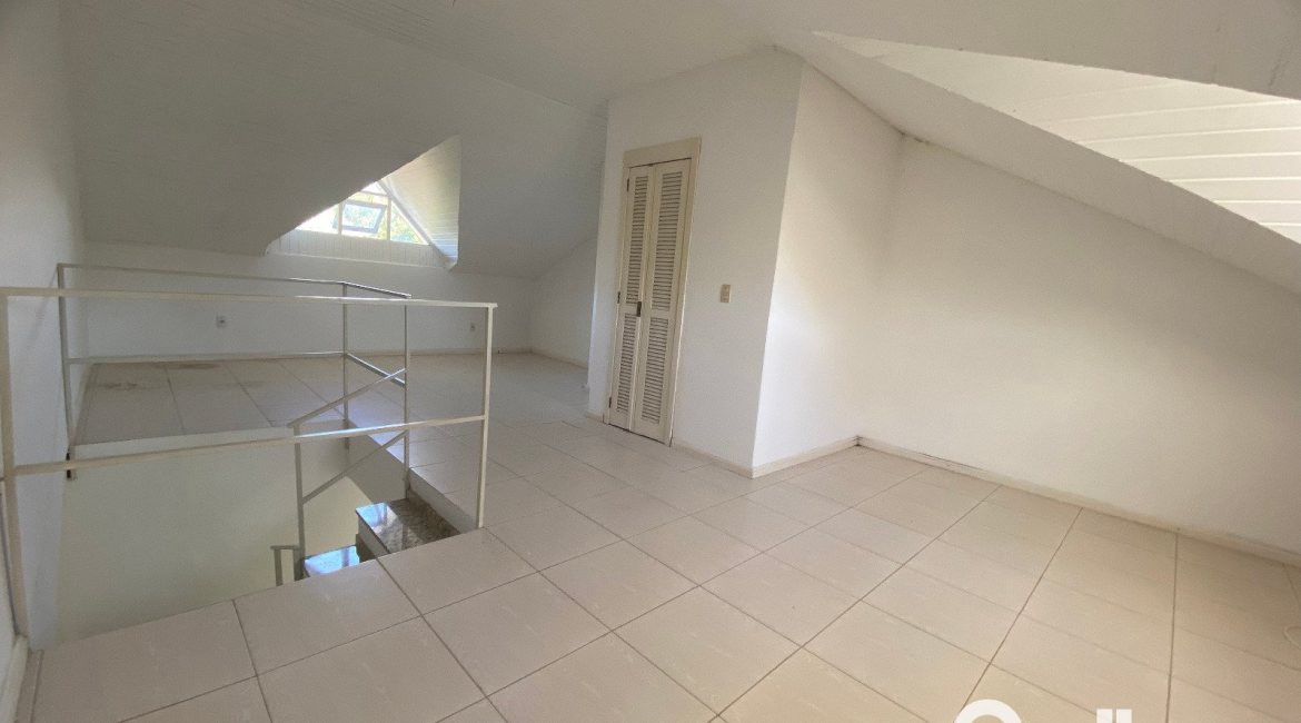 Casa à venda com 223m², 3 dormitórios, 1 suíte, 3 vagas, no bairro Guarujá em Porto Alegre