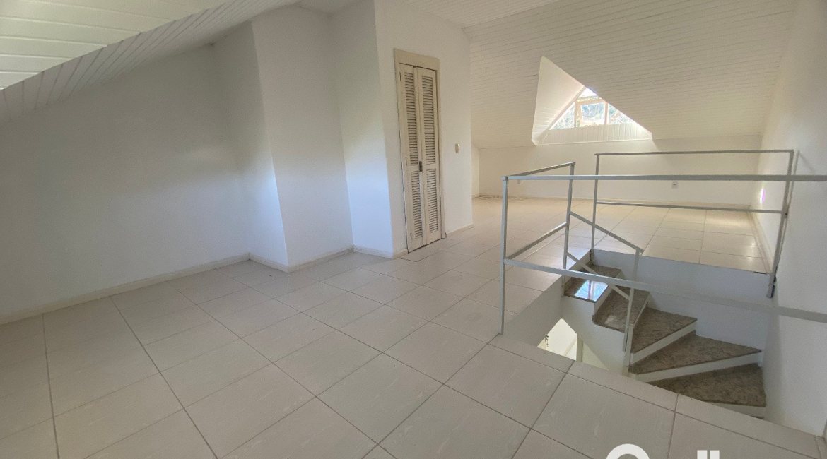 Casa à venda com 223m², 3 dormitórios, 1 suíte, 3 vagas, no bairro Guarujá em Porto Alegre