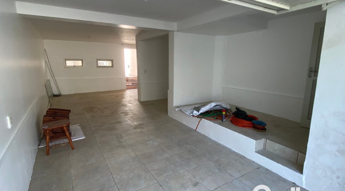 Casa à venda com 223m², 3 dormitórios, 1 suíte, 3 vagas, no bairro Guarujá em Porto Alegre