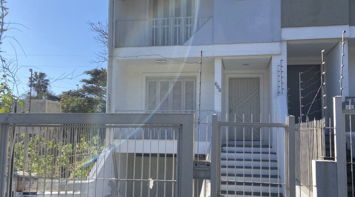 Casa à venda com 223m², 3 dormitórios, 1 suíte, 3 vagas, no bairro Guarujá em Porto Alegre