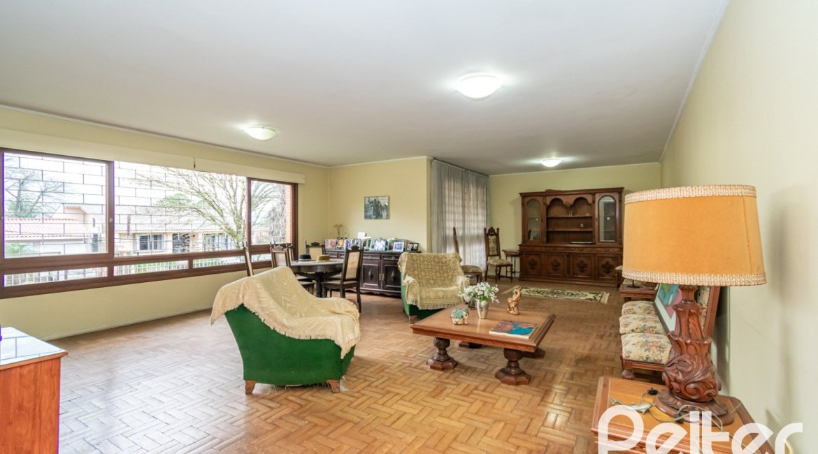 Casa à venda com 349m², 3 dormitórios, 1 suíte, 4 vagas, no bairro Vila Assunção em Porto Alegre