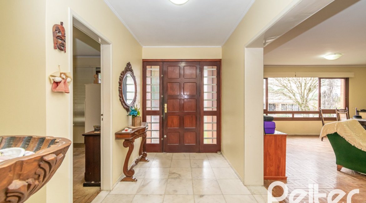 Casa à venda com 349m², 3 dormitórios, 1 suíte, 4 vagas, no bairro Vila Assunção em Porto Alegre