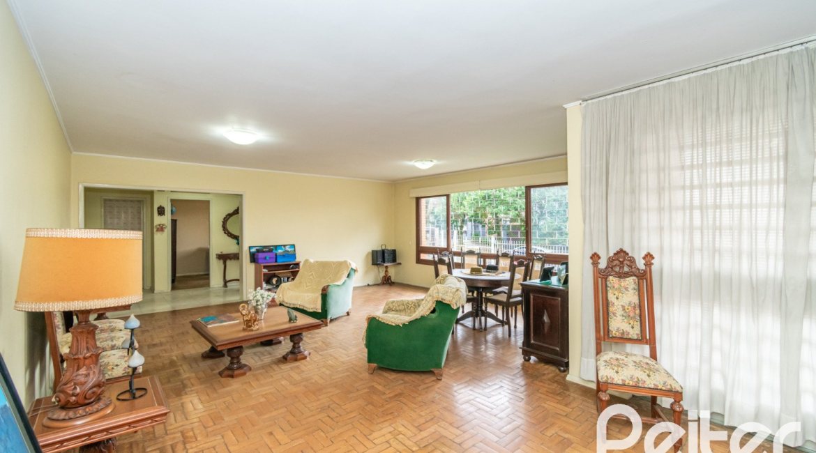 Casa à venda com 349m², 3 dormitórios, 1 suíte, 4 vagas, no bairro Vila Assunção em Porto Alegre