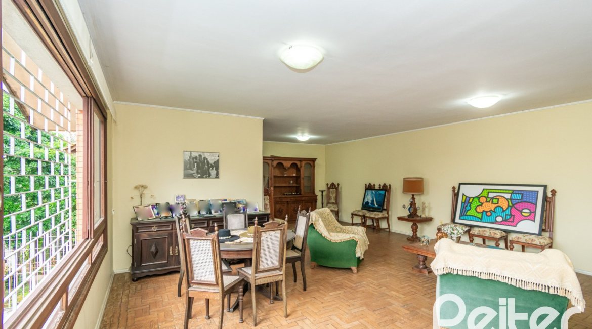 Casa à venda com 349m², 3 dormitórios, 1 suíte, 4 vagas, no bairro Vila Assunção em Porto Alegre