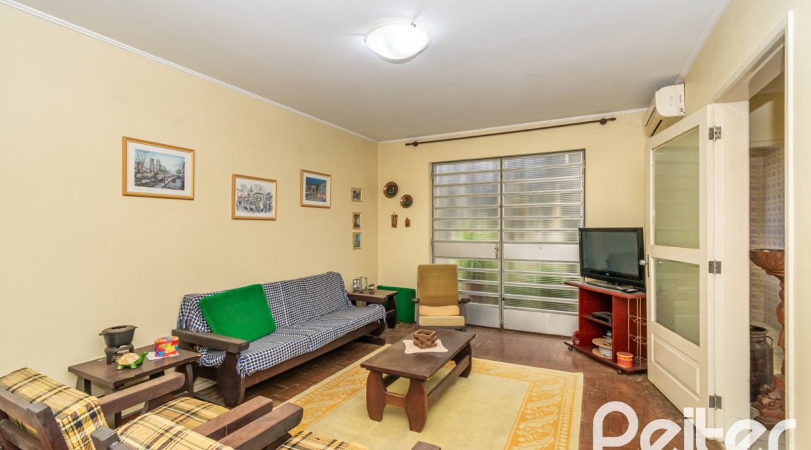 Casa à venda com 349m², 3 dormitórios, 1 suíte, 4 vagas, no bairro Vila Assunção em Porto Alegre