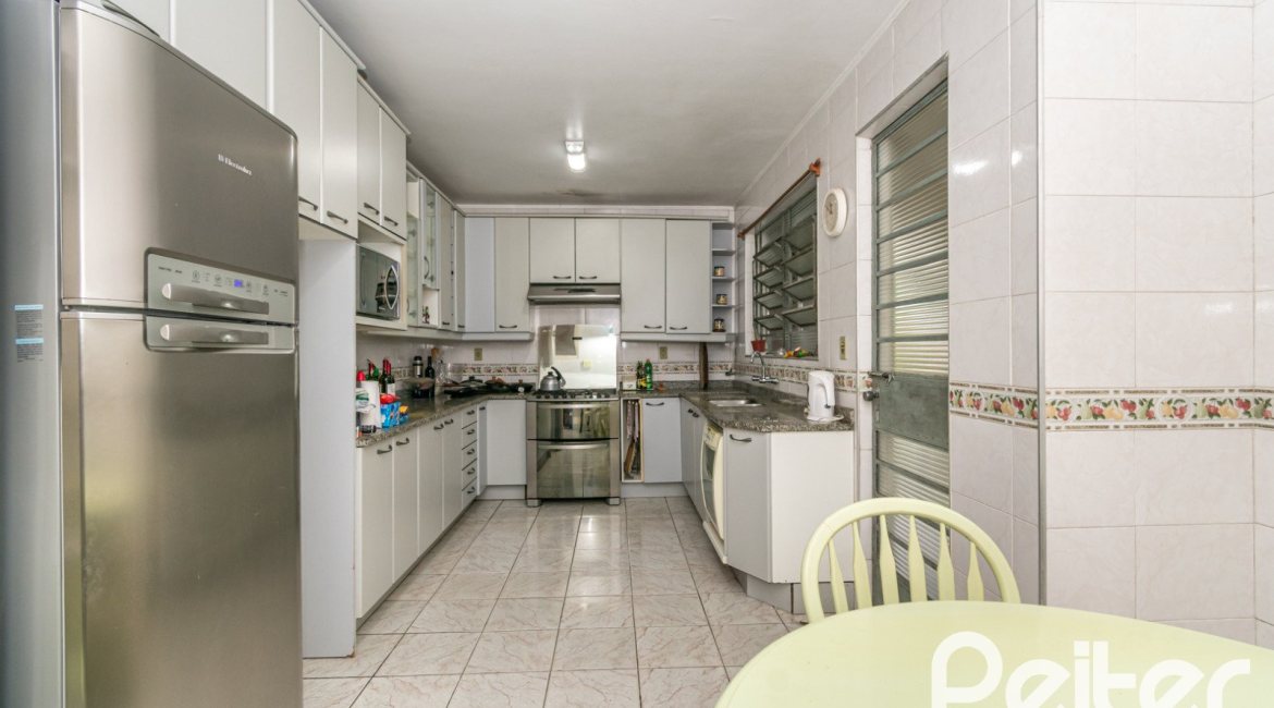 Casa à venda com 349m², 3 dormitórios, 1 suíte, 4 vagas, no bairro Vila Assunção em Porto Alegre