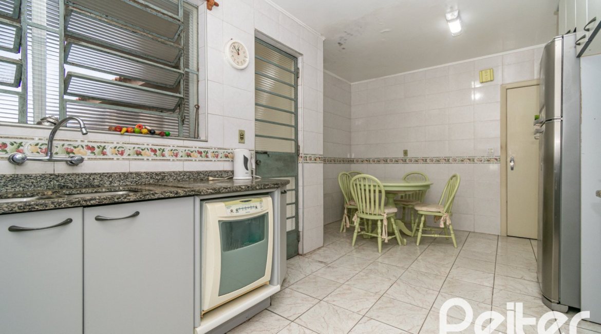 Casa à venda com 349m², 3 dormitórios, 1 suíte, 4 vagas, no bairro Vila Assunção em Porto Alegre