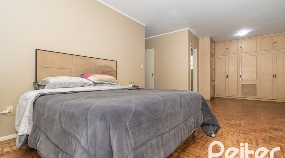 Casa à venda com 349m², 3 dormitórios, 1 suíte, 4 vagas, no bairro Vila Assunção em Porto Alegre