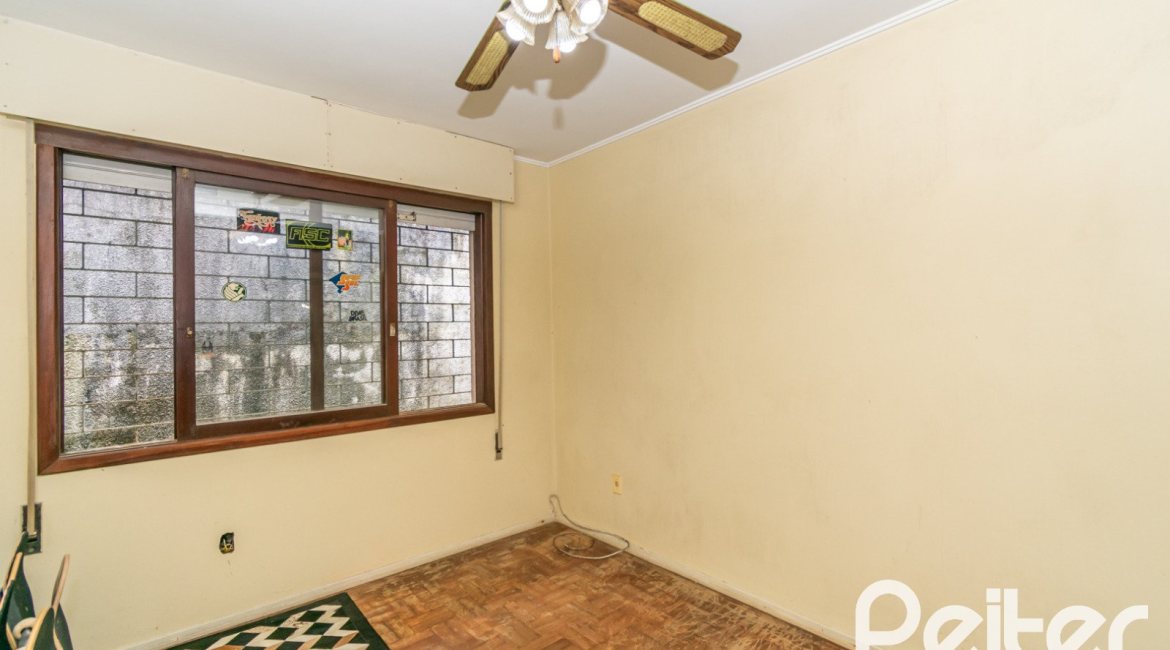 Casa à venda com 349m², 3 dormitórios, 1 suíte, 4 vagas, no bairro Vila Assunção em Porto Alegre