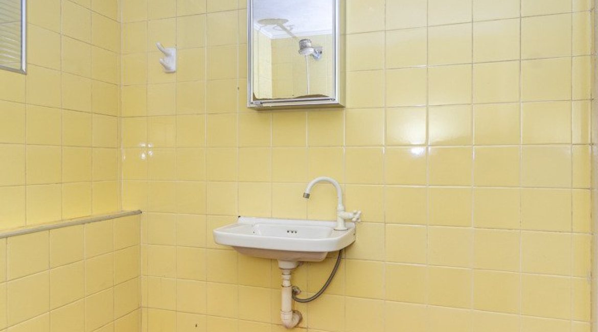 Casa à venda com 349m², 3 dormitórios, 1 suíte, 4 vagas, no bairro Vila Assunção em Porto Alegre