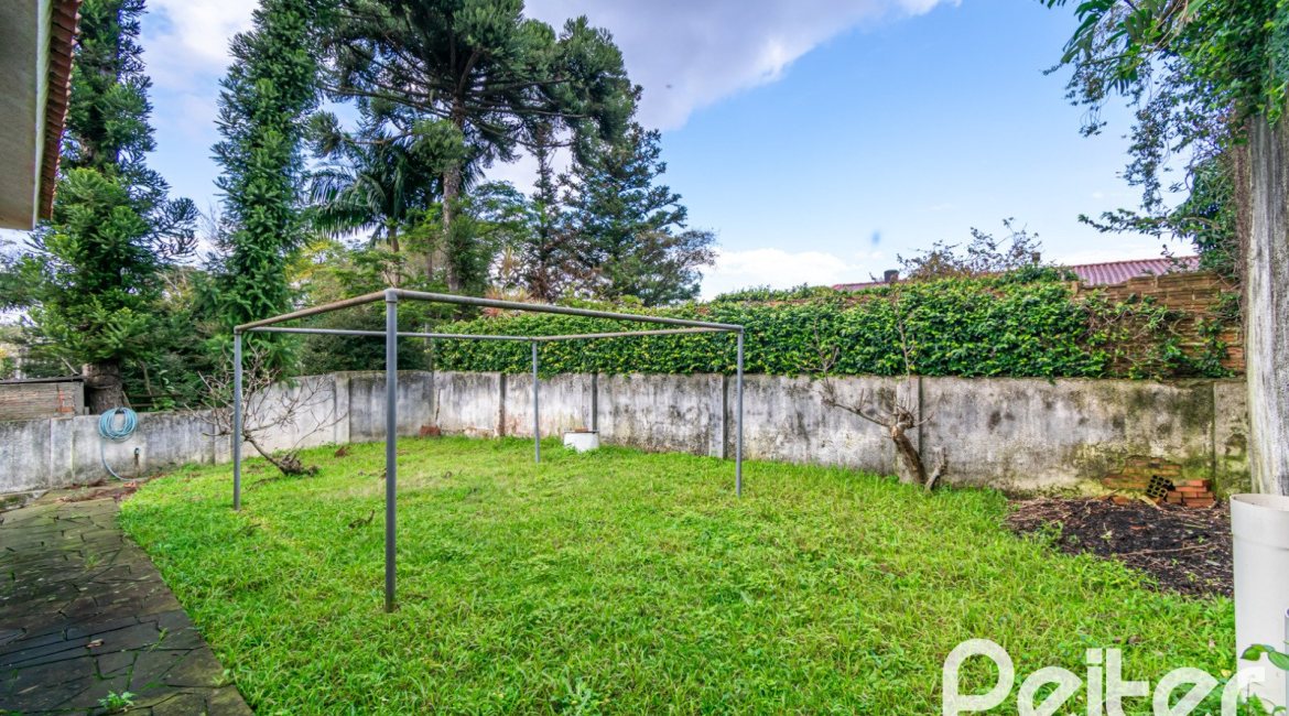 Casa à venda com 349m², 3 dormitórios, 1 suíte, 4 vagas, no bairro Vila Assunção em Porto Alegre