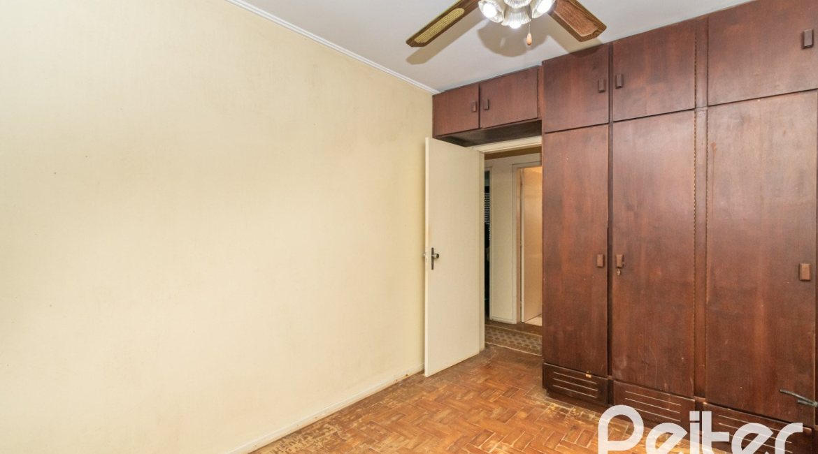 Casa à venda com 349m², 3 dormitórios, 1 suíte, 4 vagas, no bairro Vila Assunção em Porto Alegre