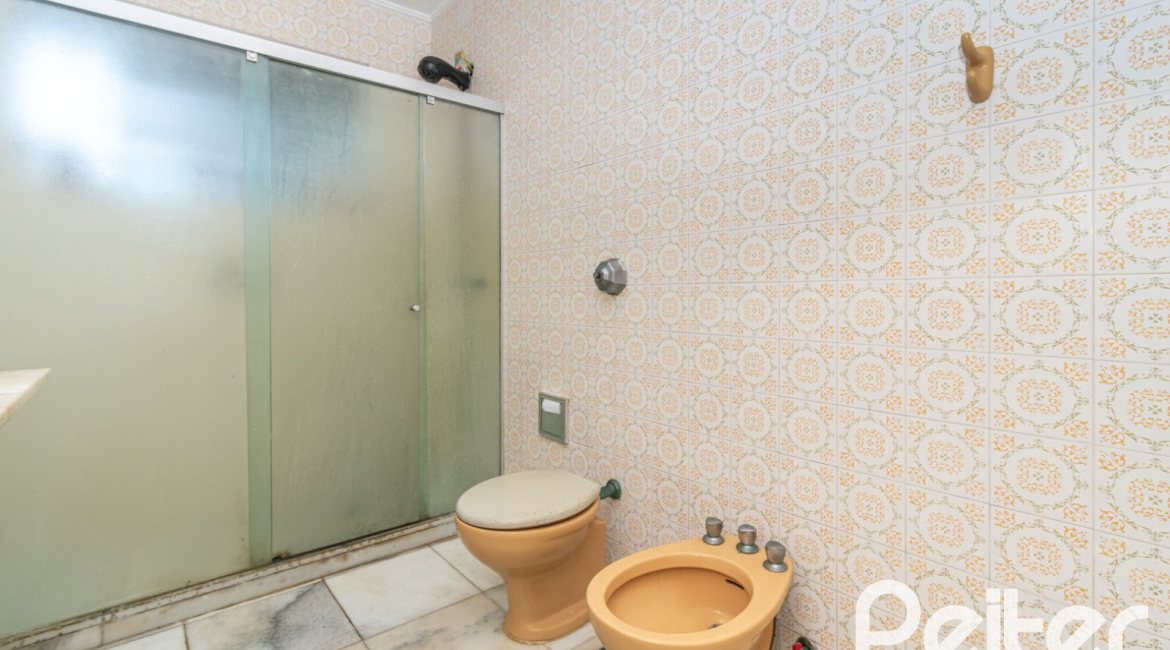 Casa à venda com 349m², 3 dormitórios, 1 suíte, 4 vagas, no bairro Vila Assunção em Porto Alegre