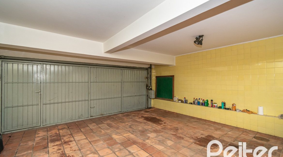 Casa à venda com 349m², 3 dormitórios, 1 suíte, 4 vagas, no bairro Vila Assunção em Porto Alegre