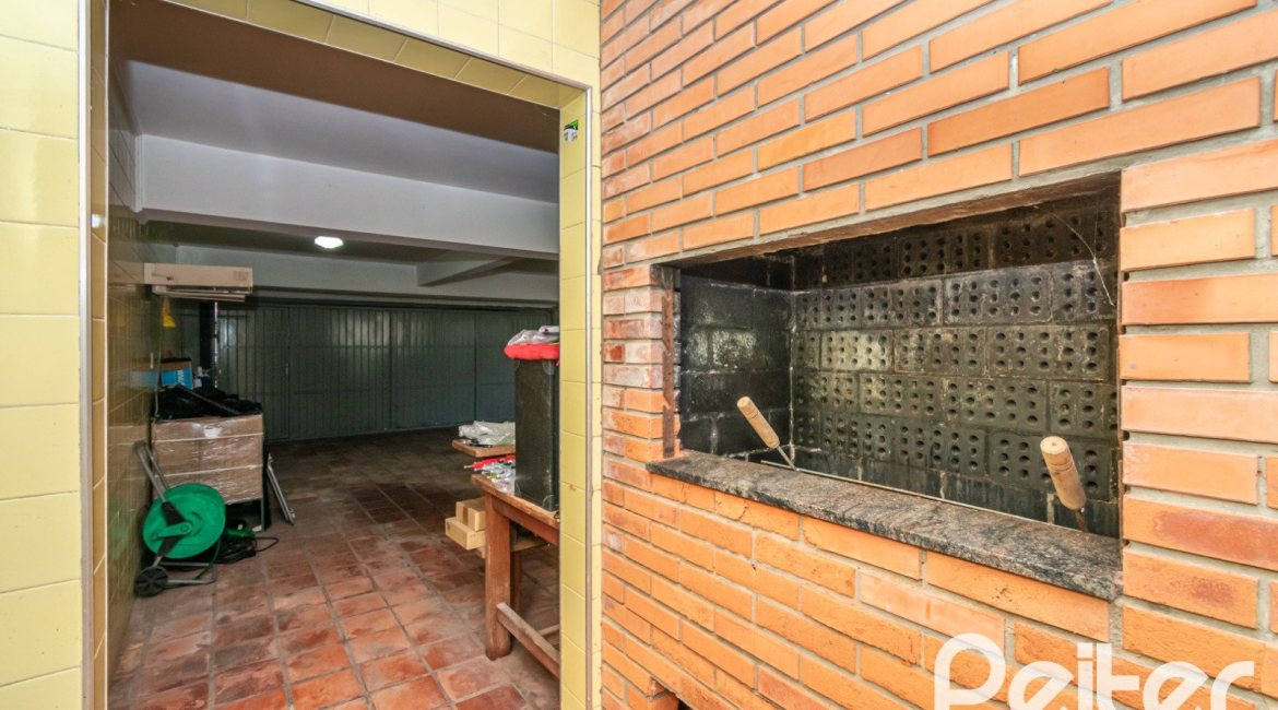 Casa à venda com 349m², 3 dormitórios, 1 suíte, 4 vagas, no bairro Vila Assunção em Porto Alegre