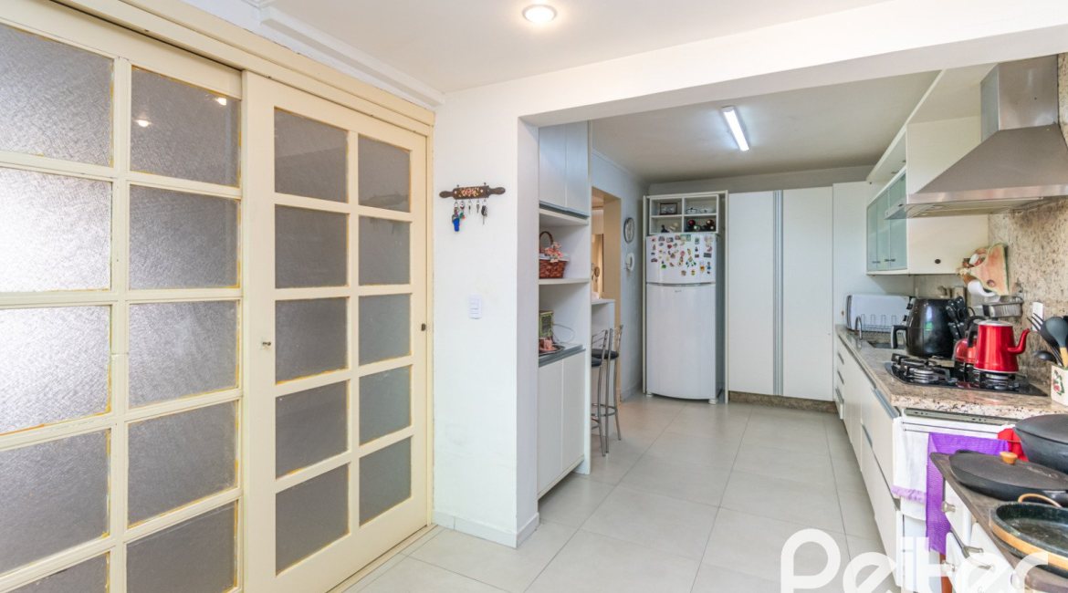 Casa em Condomínio à venda com 185m², 3 dormitórios, 1 suíte, 3 vagas, no bairro Tristeza em Porto Alegre