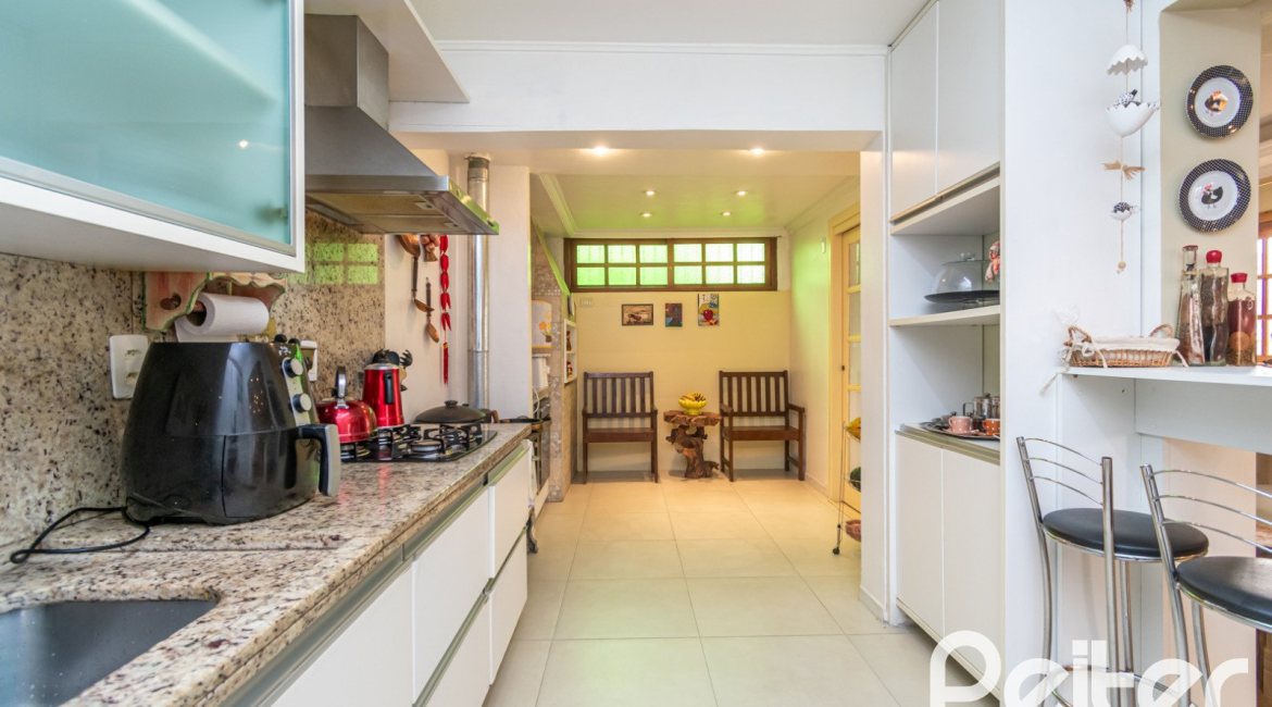 Casa em Condomínio à venda com 185m², 3 dormitórios, 1 suíte, 3 vagas, no bairro Tristeza em Porto Alegre