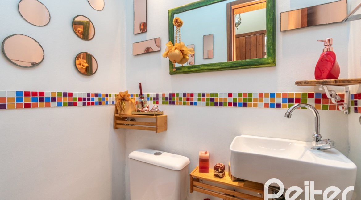 Casa em Condomínio à venda com 185m², 3 dormitórios, 1 suíte, 3 vagas, no bairro Tristeza em Porto Alegre