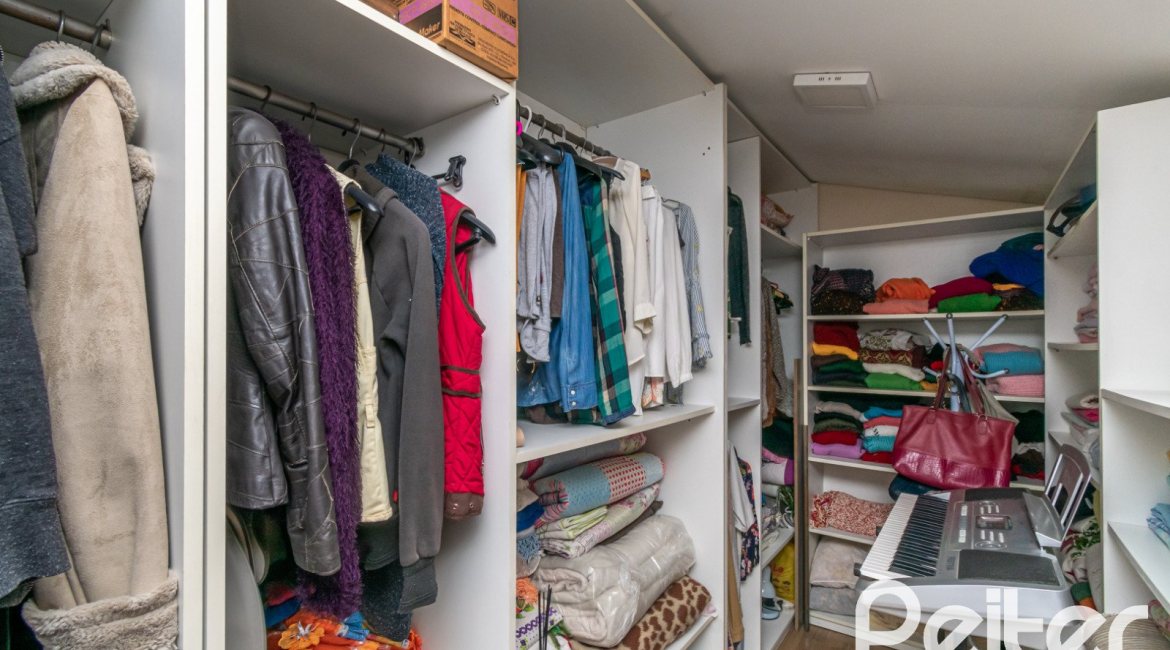 Casa em Condomínio à venda com 185m², 3 dormitórios, 1 suíte, 3 vagas, no bairro Tristeza em Porto Alegre