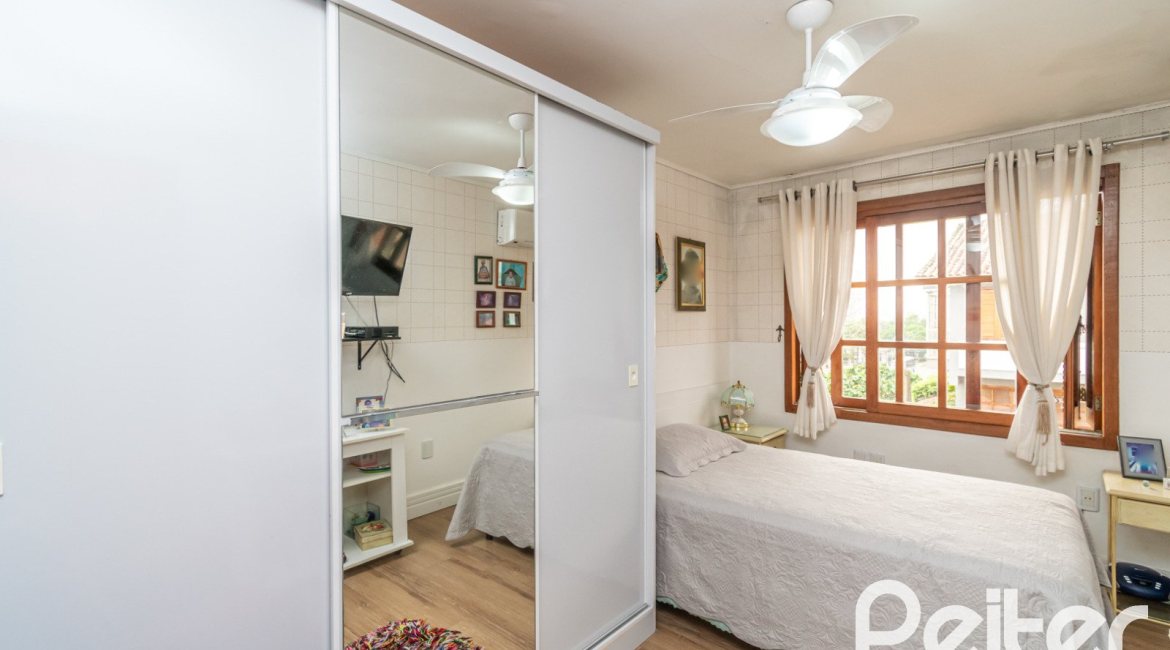 Casa em Condomínio à venda com 185m², 3 dormitórios, 1 suíte, 3 vagas, no bairro Tristeza em Porto Alegre