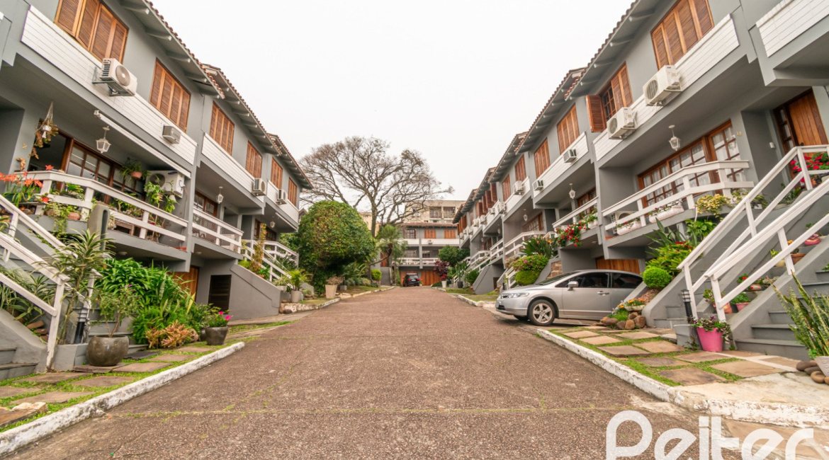 Casa em Condomínio à venda com 185m², 3 dormitórios, 1 suíte, 3 vagas, no bairro Tristeza em Porto Alegre